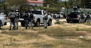 Abandonan coche con 2 asesinados en la cajuela en Acapulco